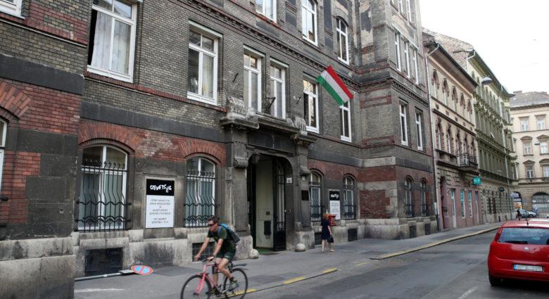 Orvosmaffia a krónikus osztályon: egy befizetési bizonylatnak látszó papírfecnivel próbálták leplezni az illegálisan beszedett több száz millió forintot a főorvosok