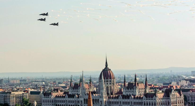 A Duna felett elhúzó Gripenekkel búcsúztatják az utolsó magyar Pumát