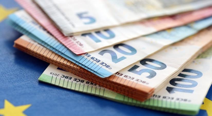 Megérkeztek a friss, reggeli árfolyamok – ennyi most az euró és a dollár