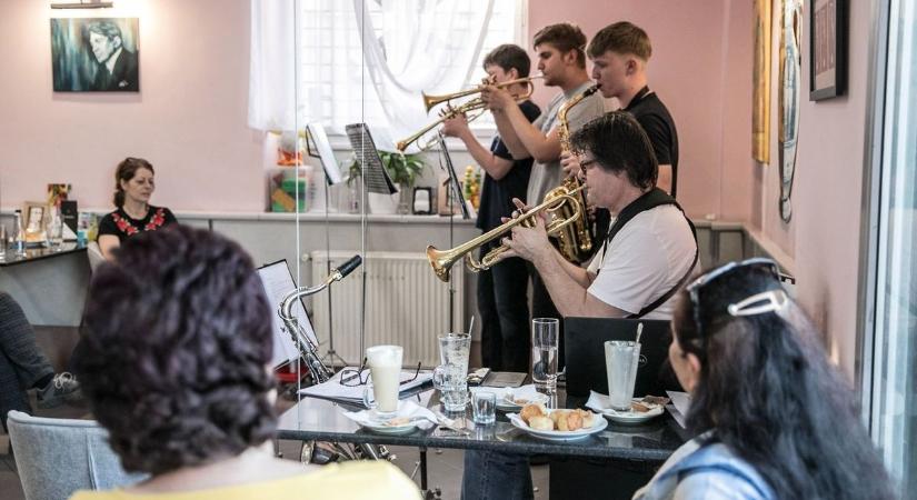 Újabb zenés est a Zenélő Jakó Cukrászdában – jazz, fiatalok, finomságok