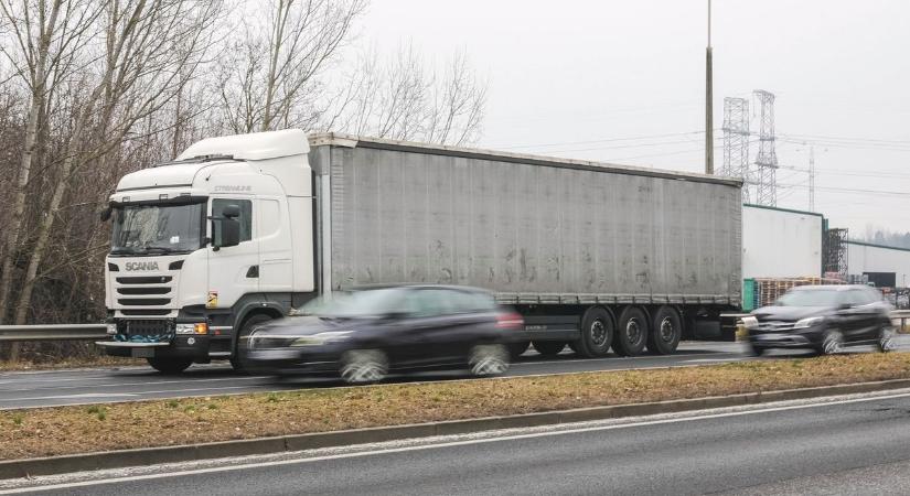 Bevágott a kamion elé az autós, el kell venni a jogsiját – fakadt ki olvasónk