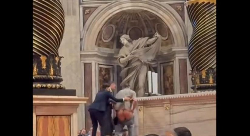 Levizelte a Szent Péter bazilika főoltárát egy férfi