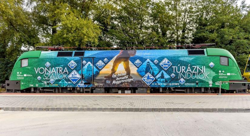 Túrázni – vonattal? A Nyugat-Dunántúlon most már ez sem lehetetlen, ráadásul Keszthelyt is megidézi a kocsi