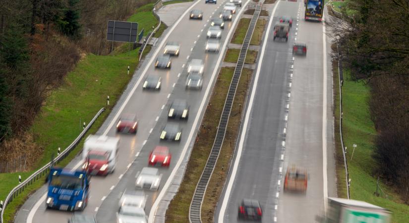 Eltűnnek ezek az autópálya-matricák, a magyarokat is érinti