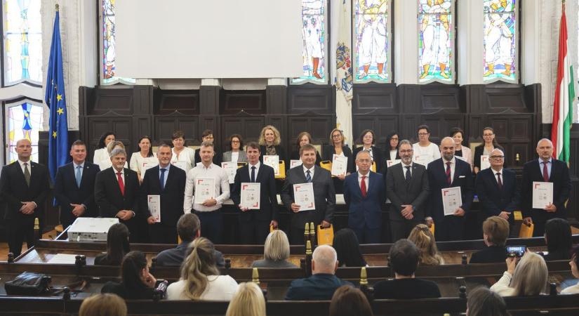 Defibrillátorokat kaptak a hajdú-bihari kormányablakok
