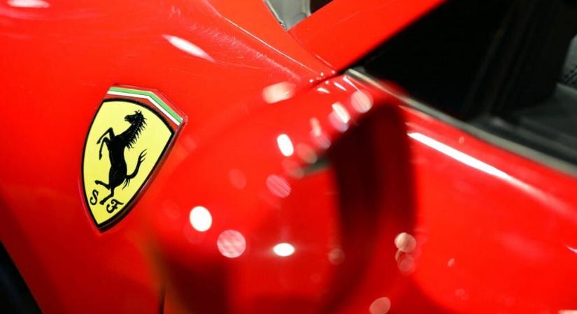 Ilyen egy nem csak nézegetni vett Ferrari: 400 ezer kilométer van már az órájában