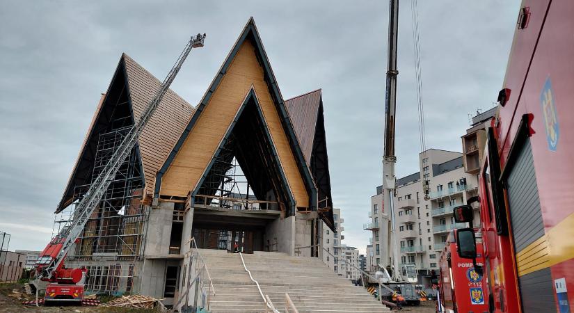 Tűz ütött ki egy épülő templomnál Marosvásárhelyen