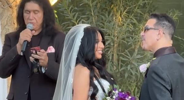 Gene Simmons adta össze Carla Harvey-t és Charlie Benante-t