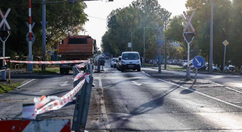 Lezárás kezdődött a város legforgalmasabb kereszteződésében – Mutatjuk, merre kerülhet! (képgaléria)