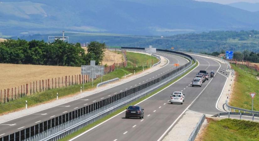 Hirtelen, csapatban jelentek meg az M25-ösnél Eger mellett – sokan inkább lassítottak, hogy elkerüljék a bajt – videó