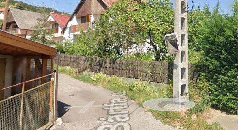 Balesetveszélyes a pécsi utca, a lakók kérésének senki nem tesz eleget!