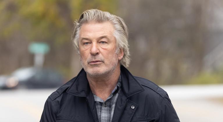 Balesetet szenvedett Alec Baldwin, autóval csapódott fának