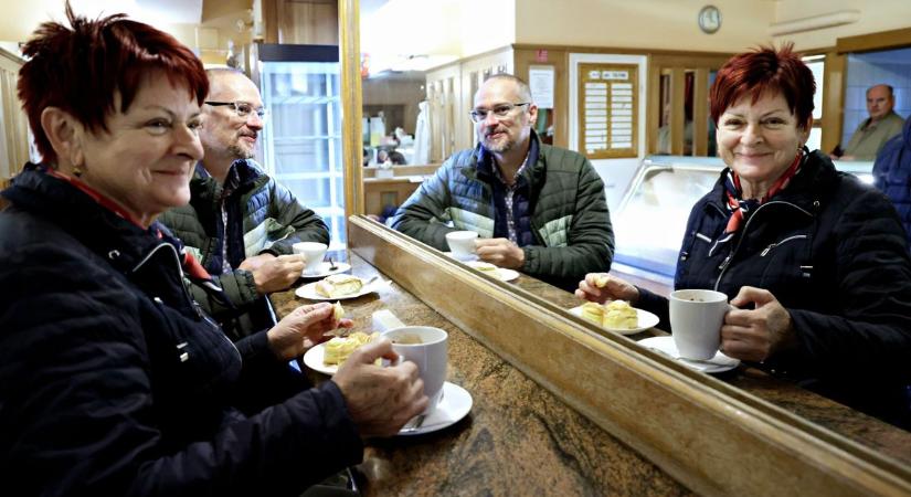 Vége a kényszerszünetnek, újra kinyitott a népszerű szegedi cukrászda