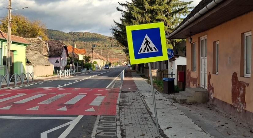 Útjelzőlet és közlekedésbiztonsági táblákat rongáltak meg Székelyudvarhely és Székelykeresztúr között