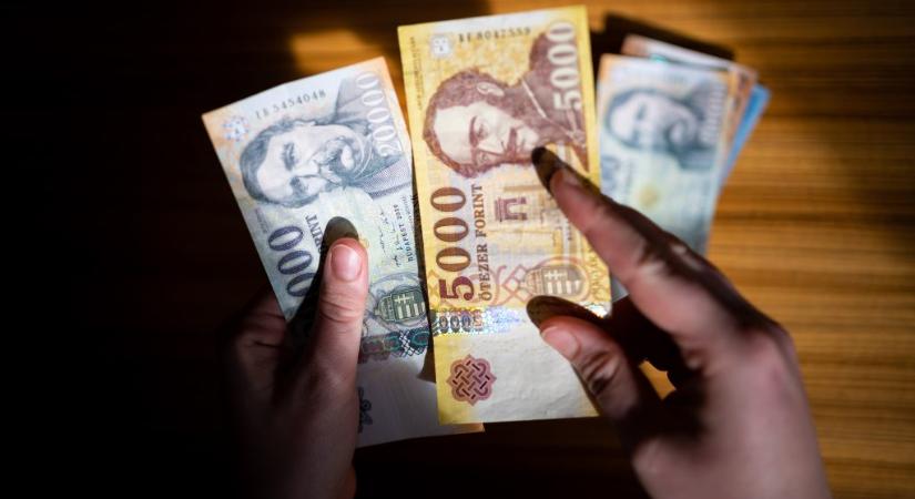 Főhet a cégek feje – a kötelező új bérirányelv megkönnyíti, hogy a dolgozók a jobban fizető állást találjanak