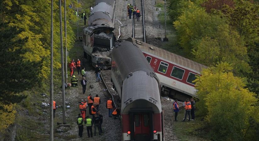 Szádalmási vonatbaleset: az egyik szerelvény még mindig a sínek mellett