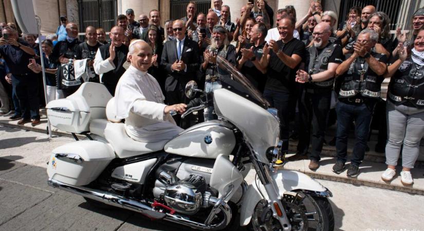 Münchenben kerül árverésre egy a pápa által aláírt motorkerékpár