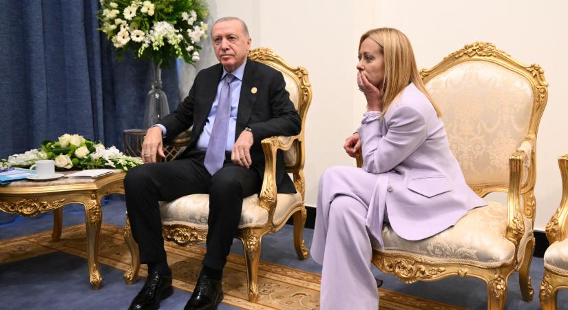 Váratlanul szórakoztató jelenet az egyiptomi békecsúcson: Erdoğan le akarja szoktatni Giorgia Meloni olasz miniszterelnököt a dohányzásról
