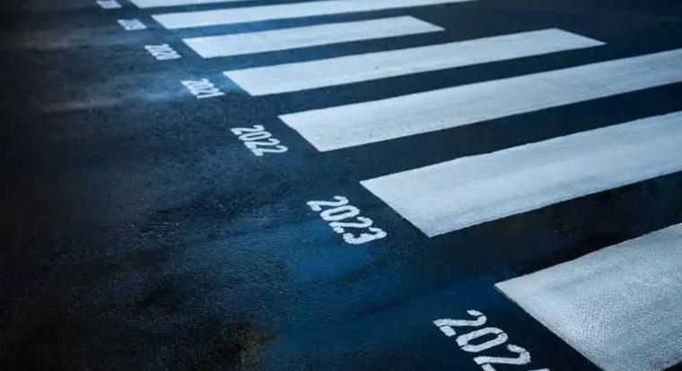 Halálos áldozatok ezreit szimbolizálja egy frissen felfestett zebra