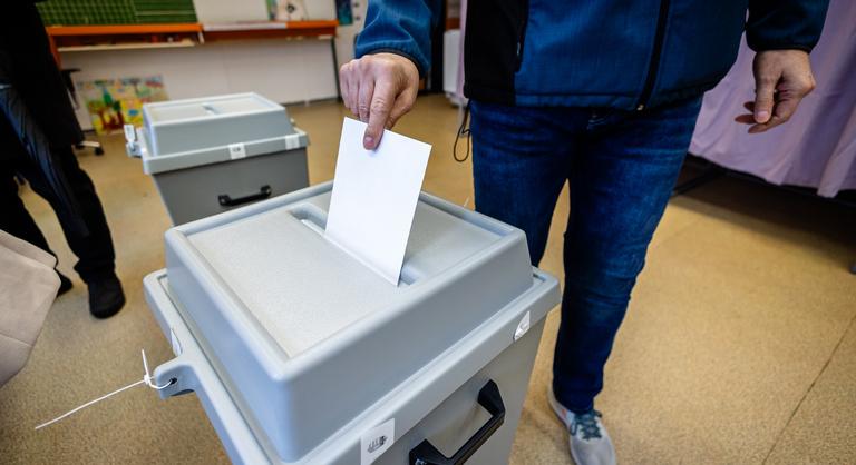 Elképesztő vádak, beígért lejárató anyag, lemondás és visszatérés – politikai dráma a magyar városban