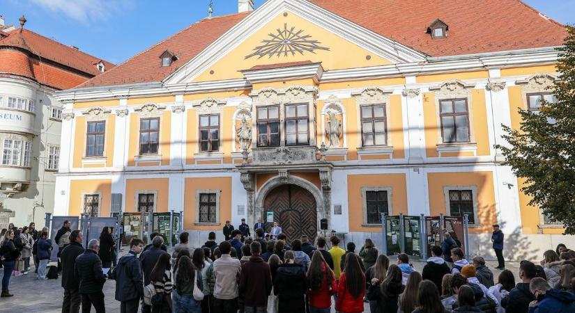 Diktatúra képeiből nyílt kiállítás Győrben