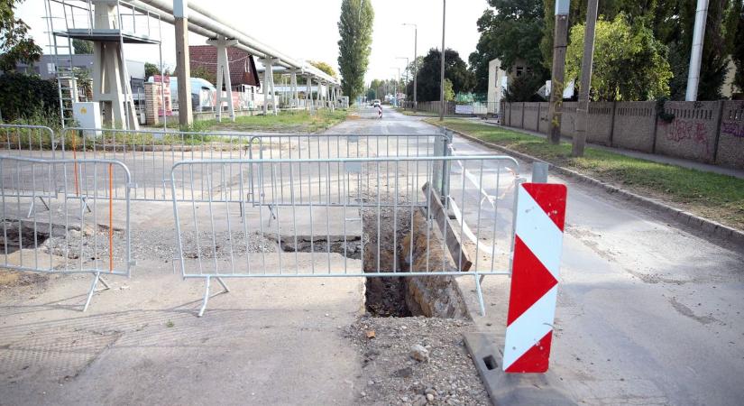 Nem látszik, de halad a munka a pécsi közműépítésnél