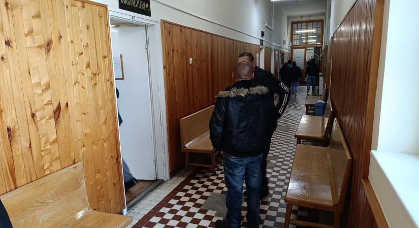 Dördült a puska, elpusztult a kutya: két népes család esett egymásnak Fegyverneken