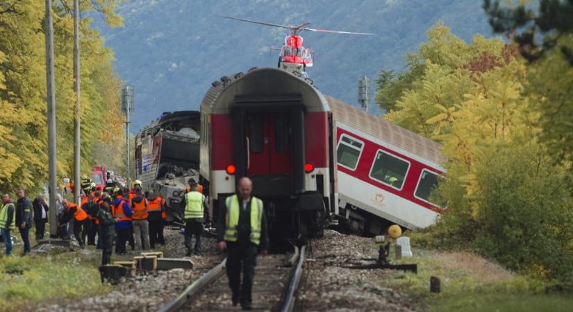 Szlovákiai vonatbaleset: őrizetbe vették az egyik mozdonyvezetőt