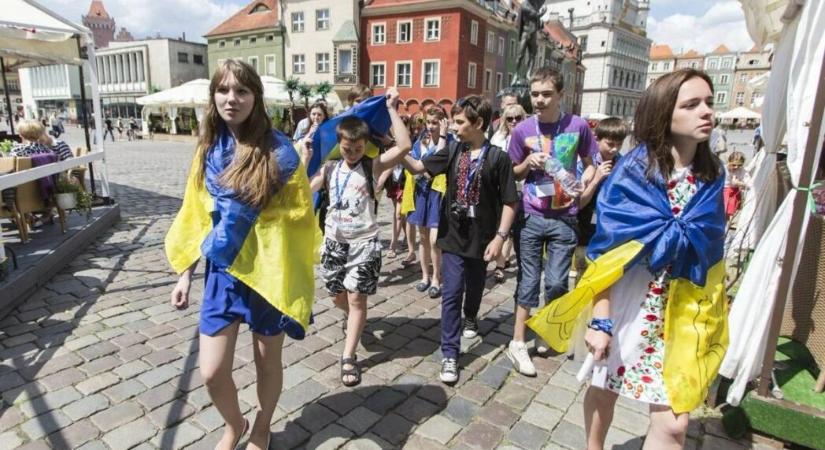 A lengyelek fele úgy véli, hogy a kormány túl bőkezű az ukrán menekültekkel