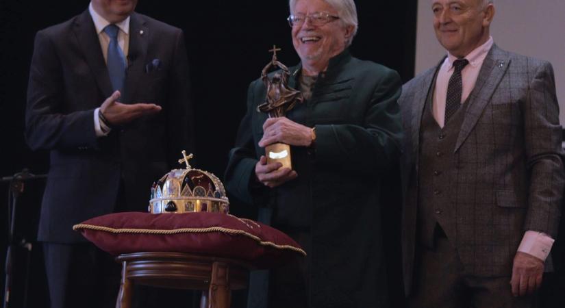 Ő maga az összmagyarság kulturális világítótornya!