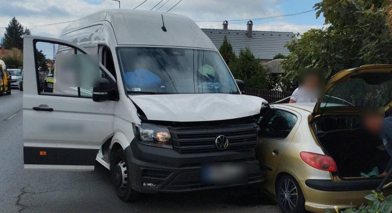 Személyautó, kisbusz és traktor karambolozott