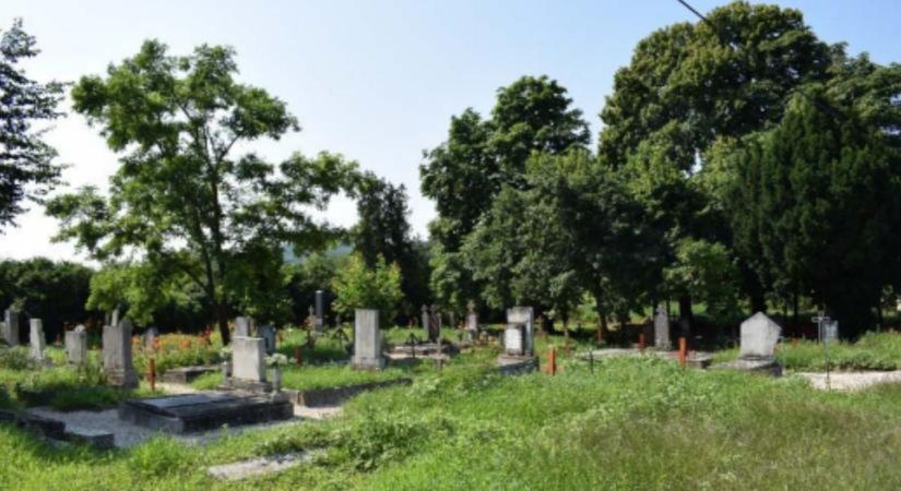 Temető nincs a faluban, de a régi sírkert sokak szívügye