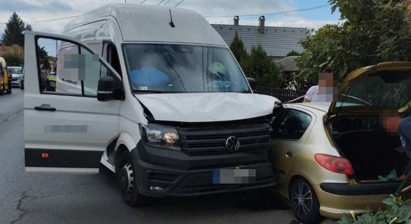 Letarolta a kisbusz a kis Peugeot-ot Balatonszárszón - megdöbbentő fotók a helyszínről