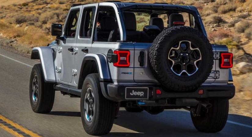 Hibás frissítés miatt álltak meg a Jeep autói, volt, akit autópályán ért a baj