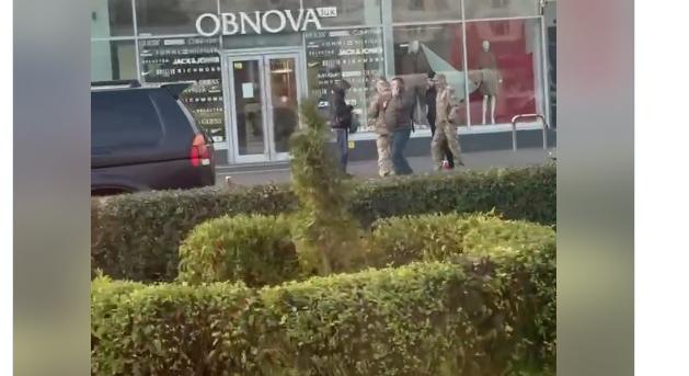 Újabb ukrajnai videó: továbbra is az utcán hajkurásszák a sorköteles férfiakat  videó
