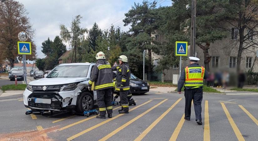 Hármas karambol történt Sopronban, a mentők is kiérkeztek - fotók