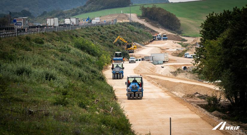M1-es: videó a pályáról nem látható híd- és töltésmunkákról