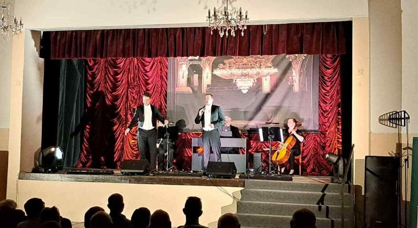Operettvarázs – a Budapesti Operettszínház művészei léptek színpadra Vas vármegyében