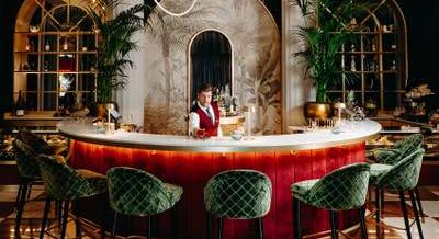 A vermutra fókuszál Budapest új bárja – Az Erzsébet tér emblematikus épületében nyílt meg a Velvet Bar & Café