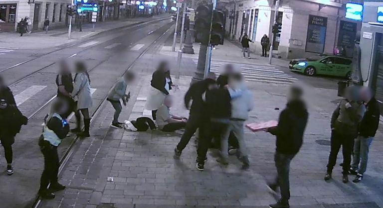 Tömegverekedés Miskolc belvárosában, két társaság esett egymásnak