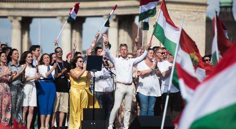 Önkéntes énekeseket keres Magyar Péter október 23-ra a Rabszolgák Kórusába
