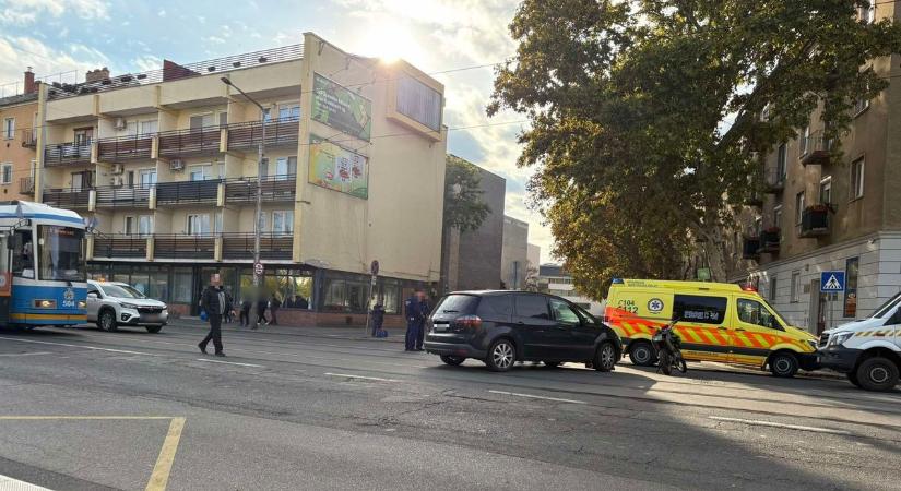 Egymást érték a balesetek a debreceni utcában, a villamosok közlekedését is érinti – fotókkal