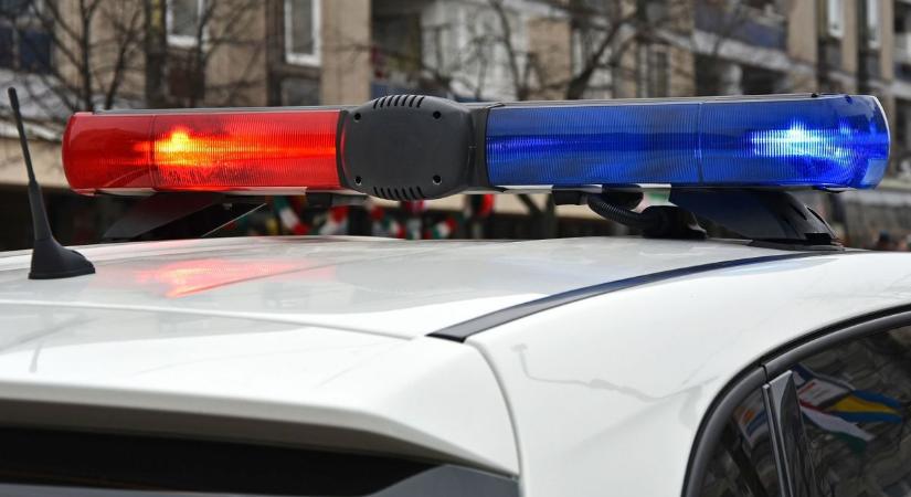 Árokba hajtott egy kisbusz, a szélvédőn keresztül mentették az embereket