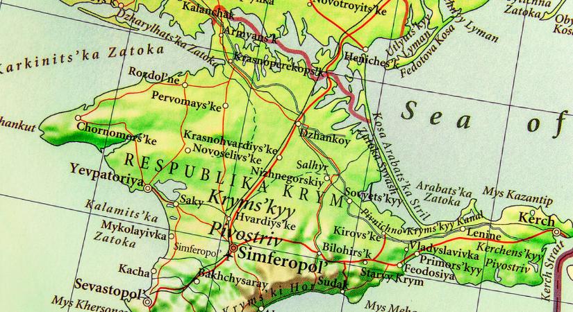 Ég az orosz olajtározó a Krím-félszigeten