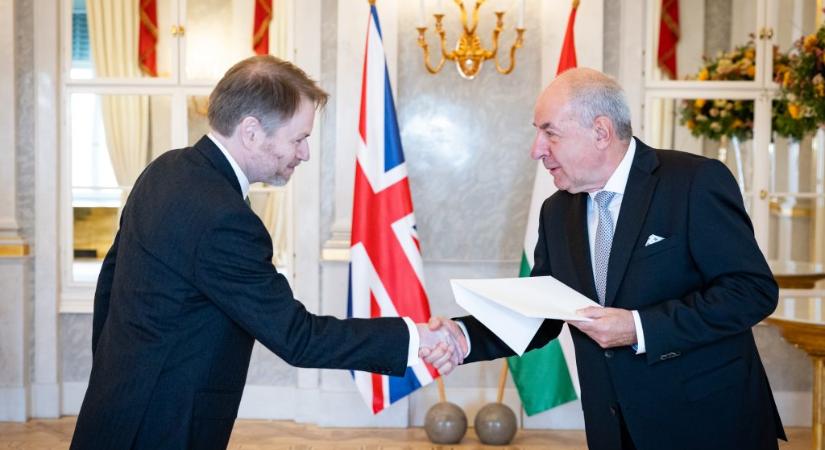 Hivatalba lépett az új budapesti brit nagykövet