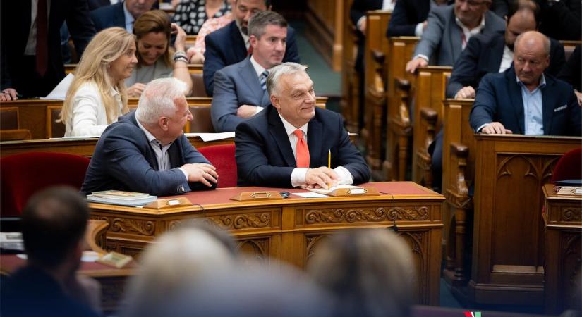 Látványosan költekezik a kormány, leginkább saját magára