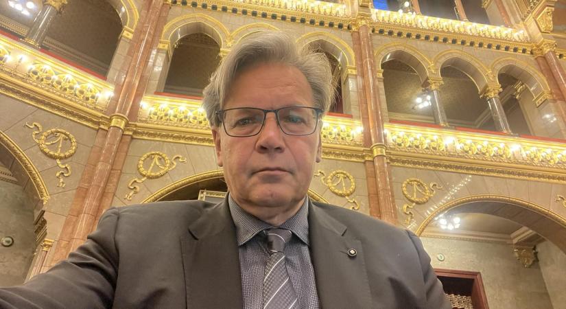 A Brüsszel-Strasbourg-Soros rém-team törvények felett állóként kezeli a politikai érdekeit kiszolgálókat – közölte Vejkey Imre