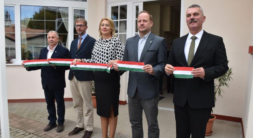 Közel százmillió forintból korszerűsítették a kisújszállási idősek klubja épületét