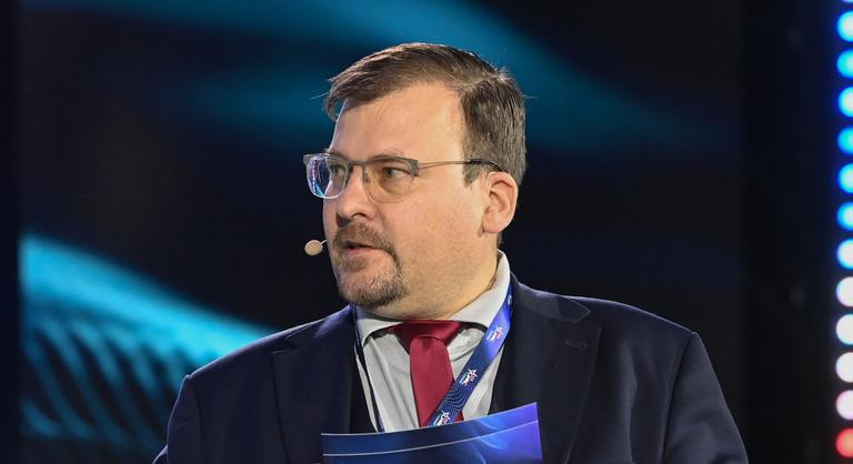 Alapjogokért Központ elemzője: A Szabad Európa Magyar Péterrel készített interjúja beavatkozás a magyar választásokba