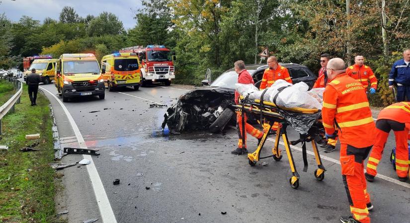 Súlyos baleset, teljes az útzár a 41-esen! Feszítővágóval szedték ki a sérülteket! Mentőhelikopter a helyszínen! (fotókkal!)